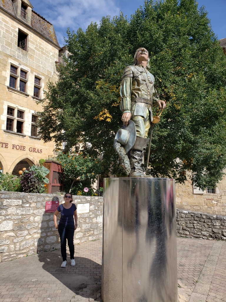 Estátua do Cyrano de Bergerac no centro histórico