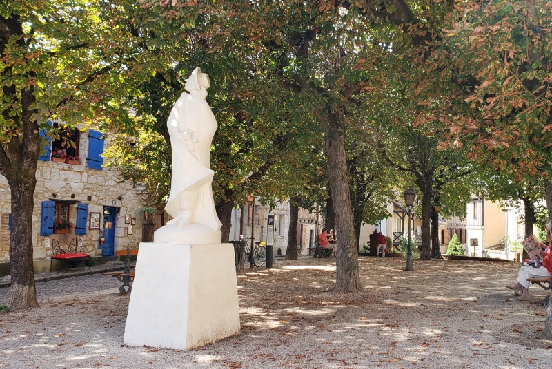 Estátua do Cyrano de Bergerac na Praça Myrp