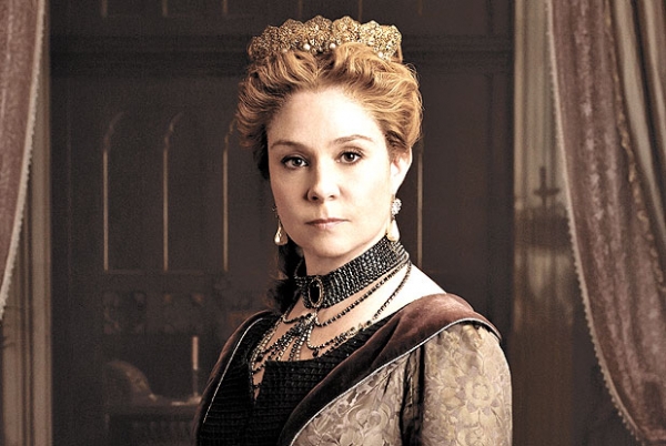 Megan Follows, como Catarina de Médici em Reign