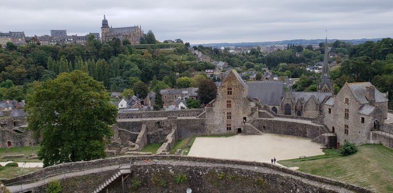 Vista para o pátio interno do Castelo de Fougères