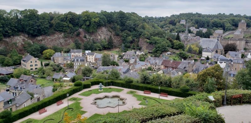 Vista do jardim público em Fougères